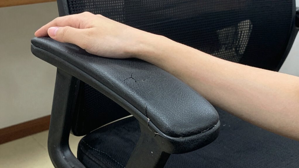 improperly adjustable ergonomic armrests